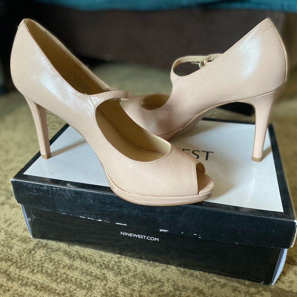 Nine West nude/light pink peep toe Mary Jane pumps